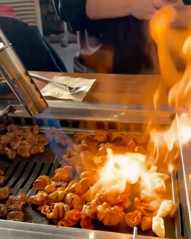 토치로 불맛을 입히는 사장님