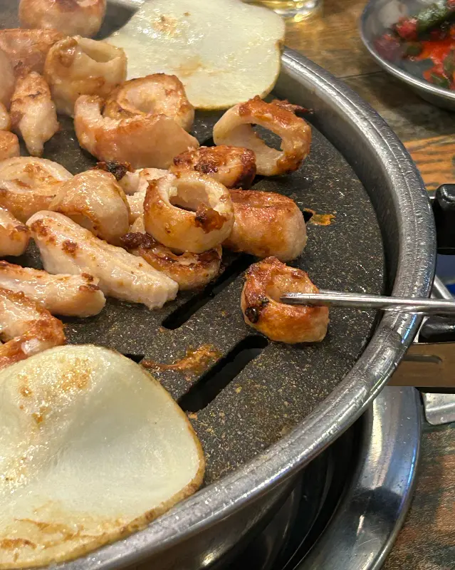 불판 위에서 맛있게 익어가는 막창