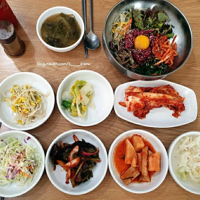 푸짐한 밑반찬 한상 차림