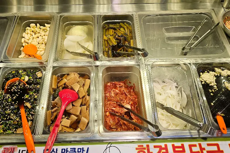 숯불 위에서 맛있게 익어가는 고기