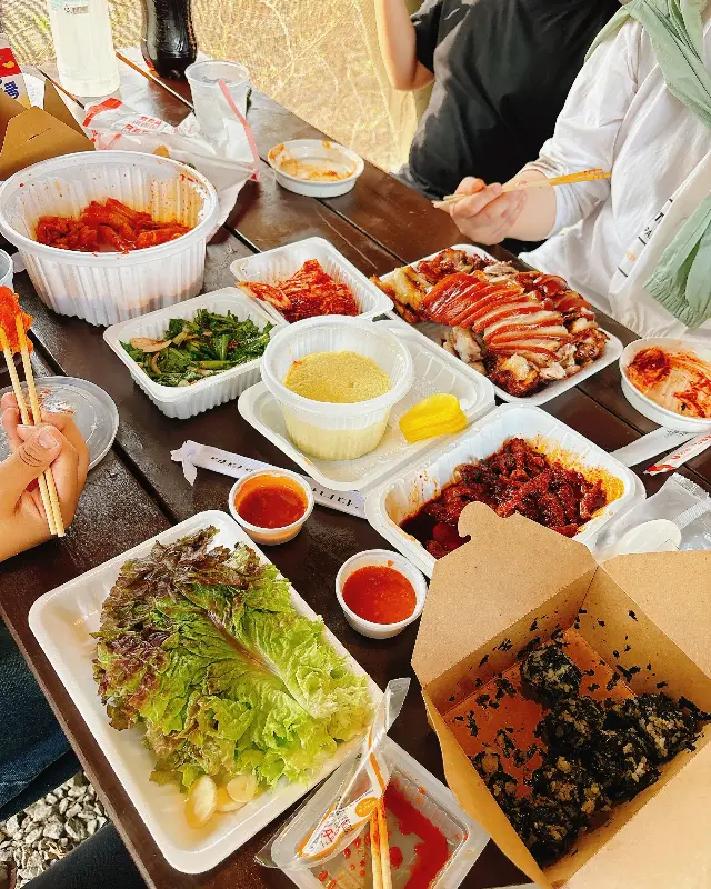 엽기떡볶이와 함께 차려진 다양한 곁들임 메뉴