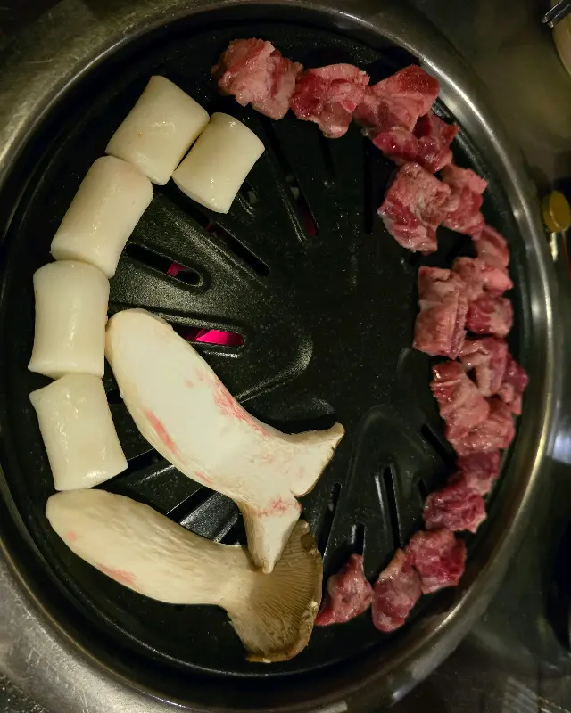 불판 위 갈비살, 떡, 버섯