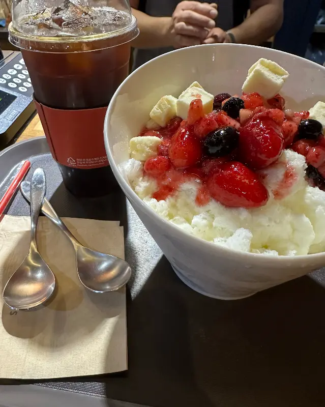 딸기 빙수와 아이스 아메리카노