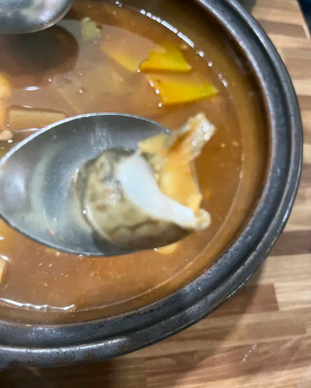 해물 된장찌개 속 싱싱한 해산물