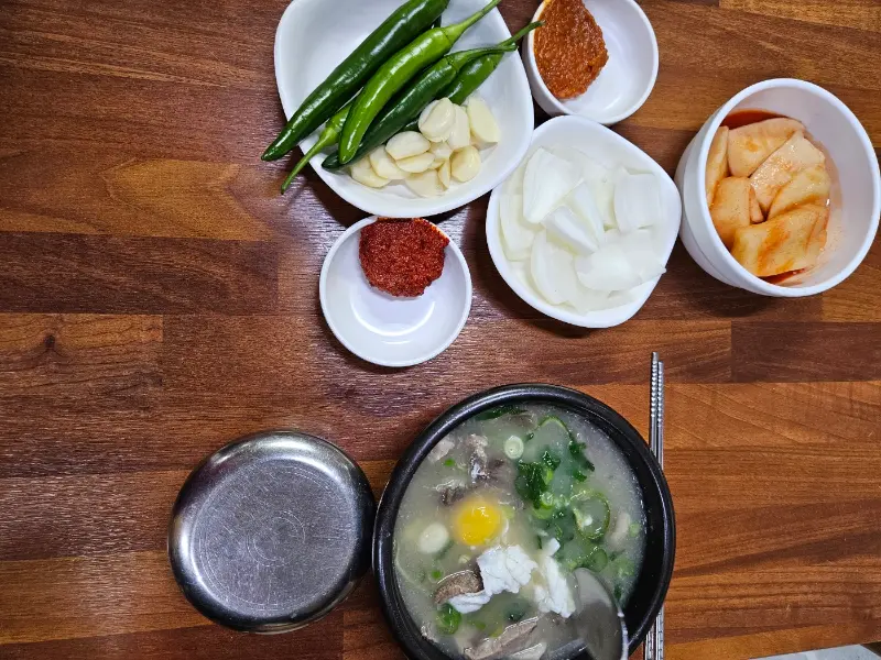 곰탕에 밥을 말아 깍두기와 함께