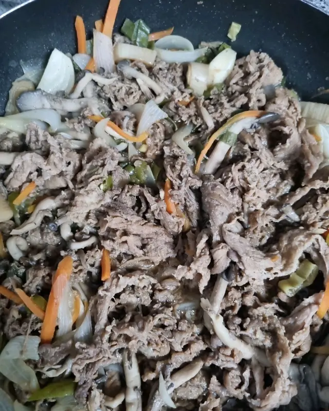 고기와 야채가 볶아진 음식