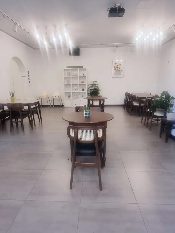 넓고 쾌적한 카페 내부