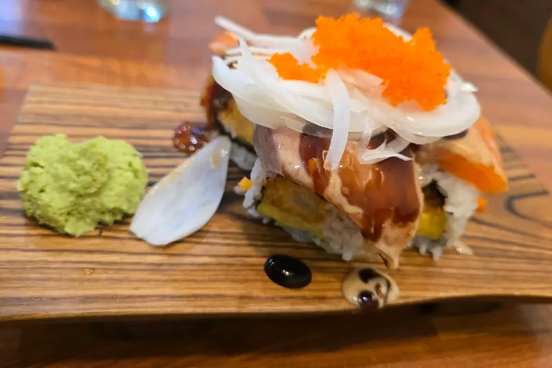 롤 위에 올려진 토핑과 와사비