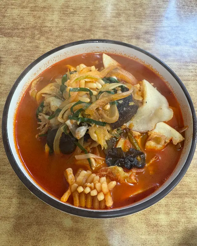 푸짐한 해산물이 인상적인 삼선짬뽕