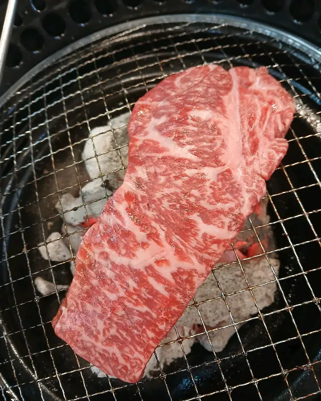 숯불 위에 올려진 채끝살