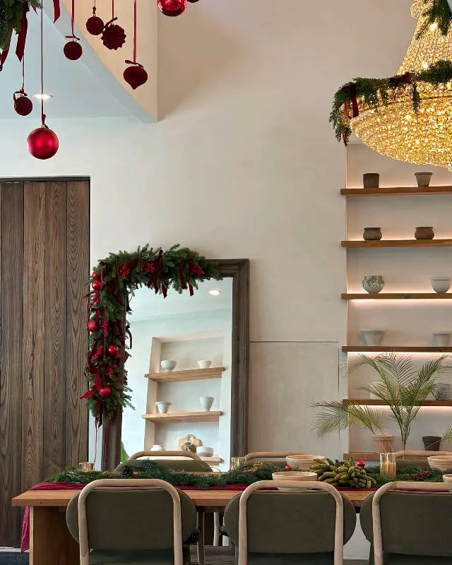 카페 내부의 크리스마스 장식