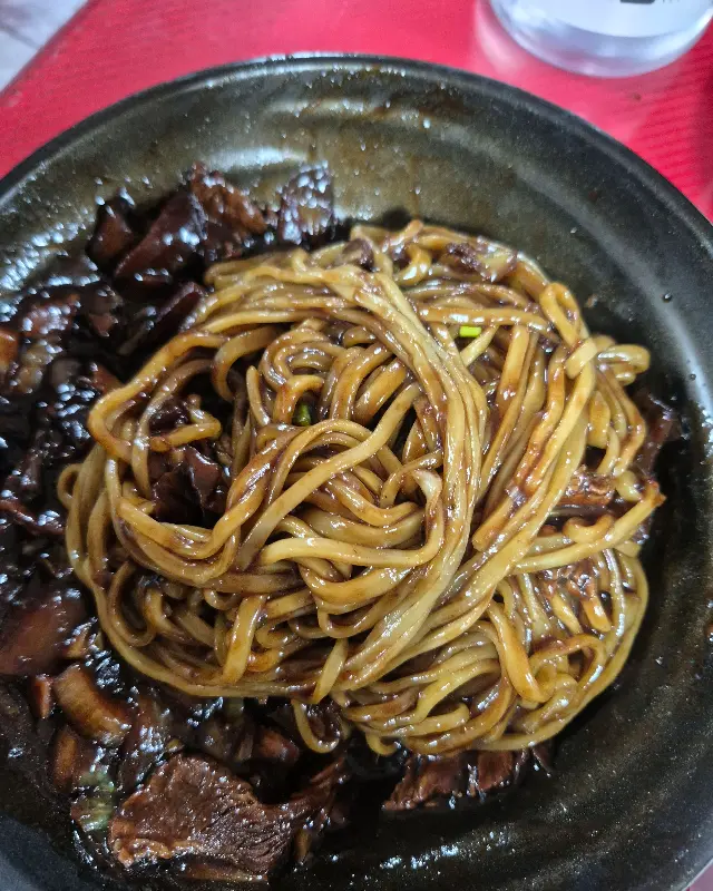 윤기 좔좔 간짜장