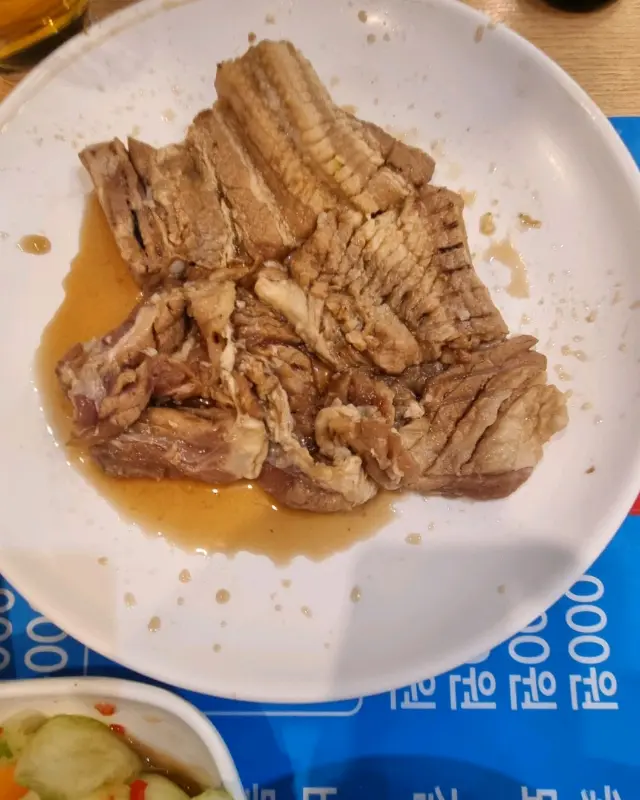 맛깔스러운 돼지갈비 한 상 차림