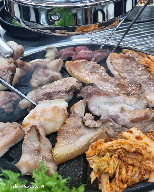 불판 위에서 익어가는 돼지고기