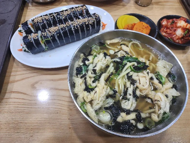 깔끔한 매장 내부