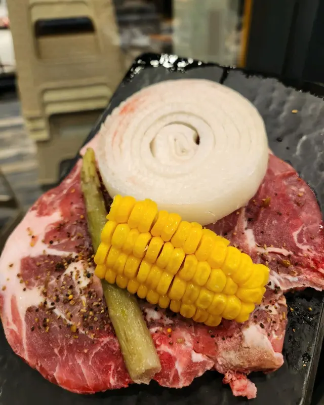 신선한 야채와 곁들여 먹는 고기