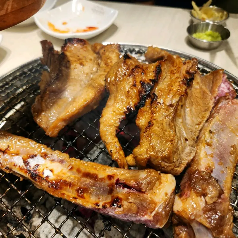 숯불 위에서 맛있게 익어가는 갈비