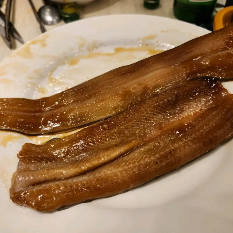 윤기가 흐르는 숯불 양념 장어