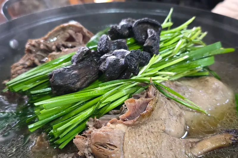 능이버섯과 오리고기의 조화