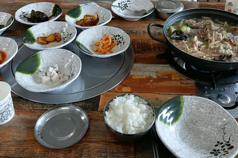 소고기 버섯전골과 밑반찬