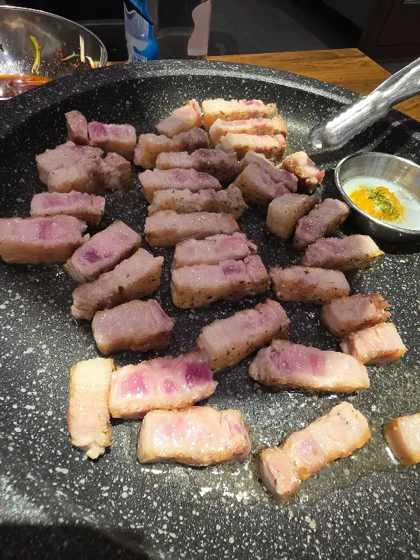 전문가의 손길로 구워지는 삼겹살