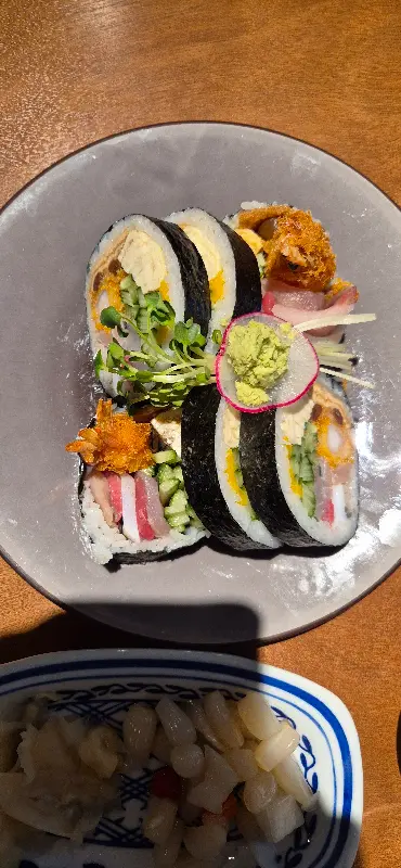 싱싱한 재료가 돋보이는 카이센동