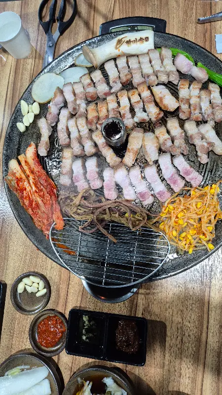 솥뚜껑에 구워지는 다양한 재료들