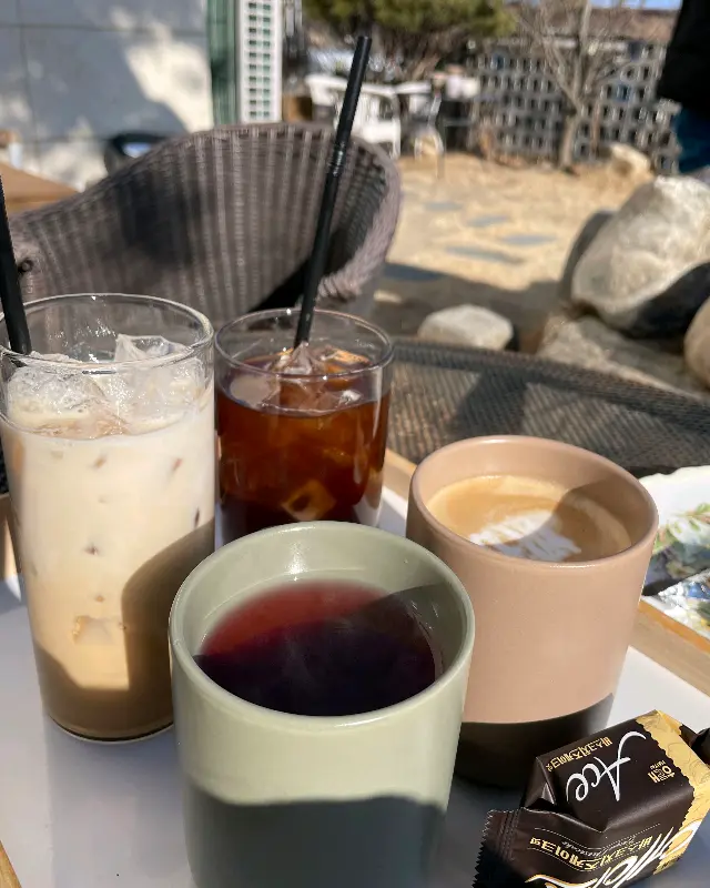 카라반과 캠핑 의자가 놓인 야외 공간