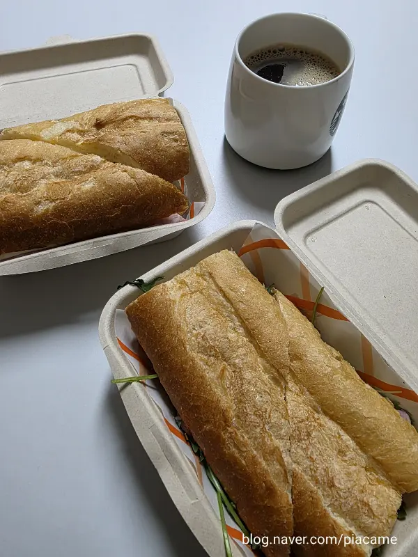 포장된 샌드위치와 커피