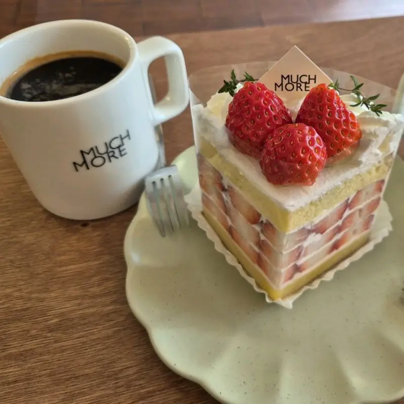 딸기 케이크와 아이스 아메리카노