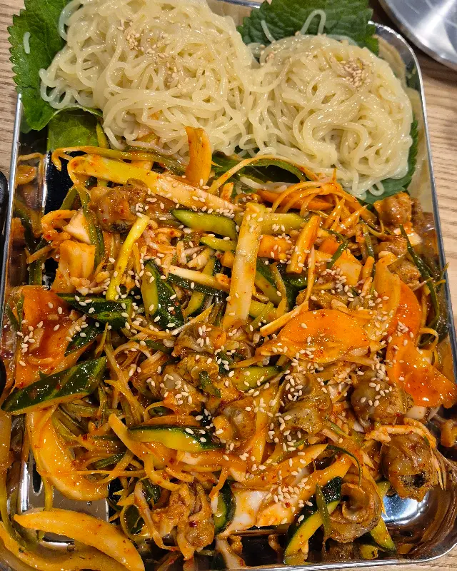 매콤새콤한 양념이 일품인 누구나홀딱반한닭 천곡점의 쫄뱅이