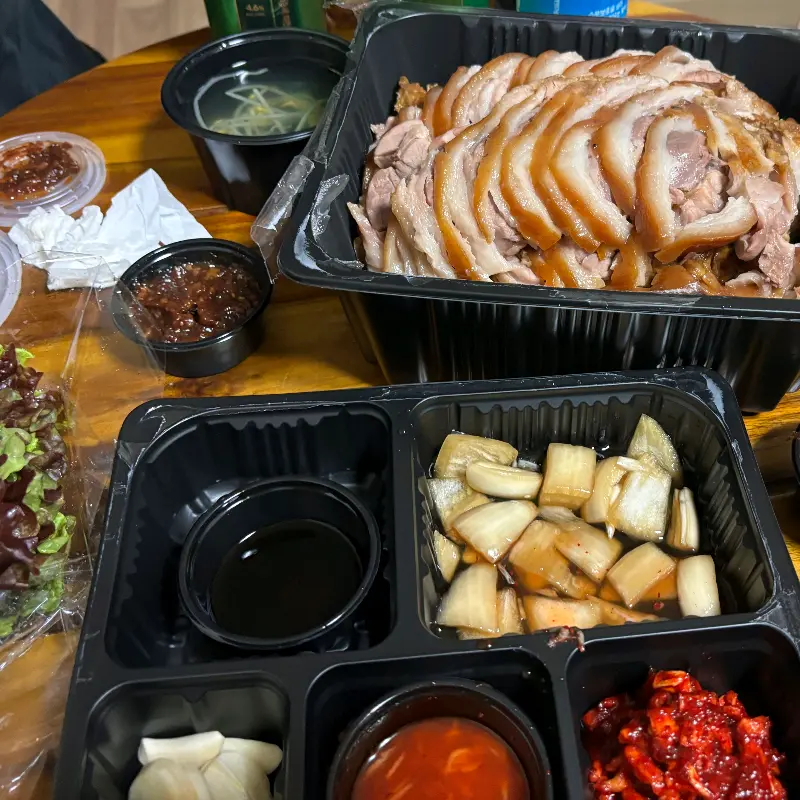 윤기가 흐르는 족발과 정갈한 밑반찬 세트