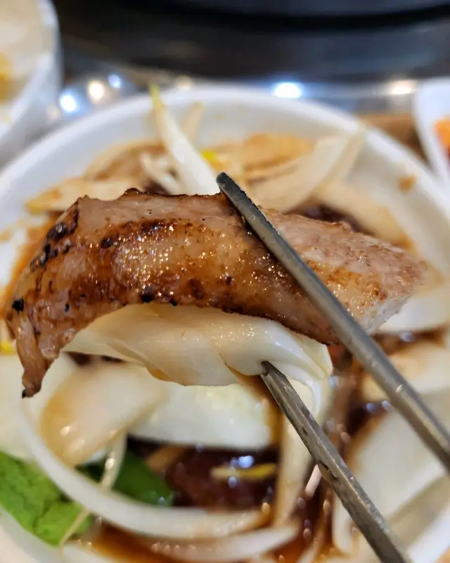 숯불 위에서 익어가는 소갈비살