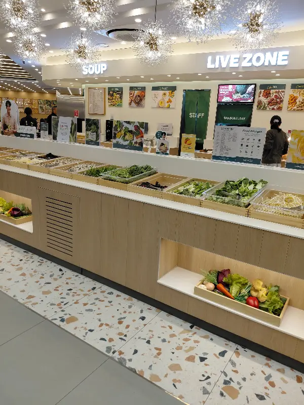 다양한 음식 코너가 있는 넓은 샐러드바
