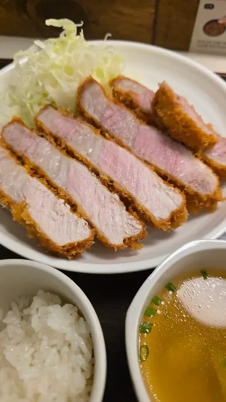 촉촉한 육즙이 돋보이는 도톰카츠의 돈까스