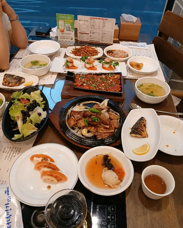 육간명가의 풍성한 한 상 차림