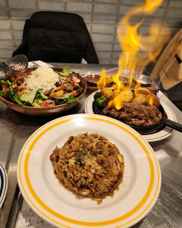 눈 앞에서 펼쳐지는 화려한 불쇼가 시선을 사로잡는 스테이크