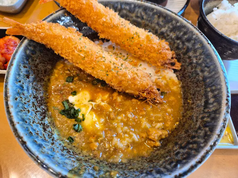 새우튀김이 올라간 카레