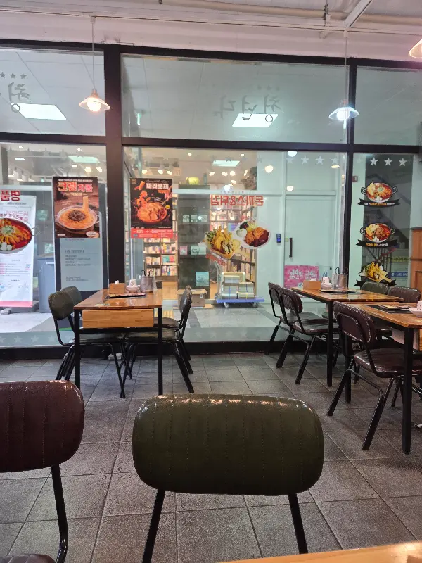 청년다방 매장 전경