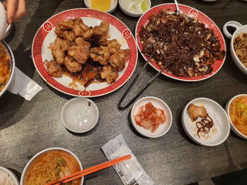 테이블 위에 놓인 짜장면, 짬뽕, 탕수육