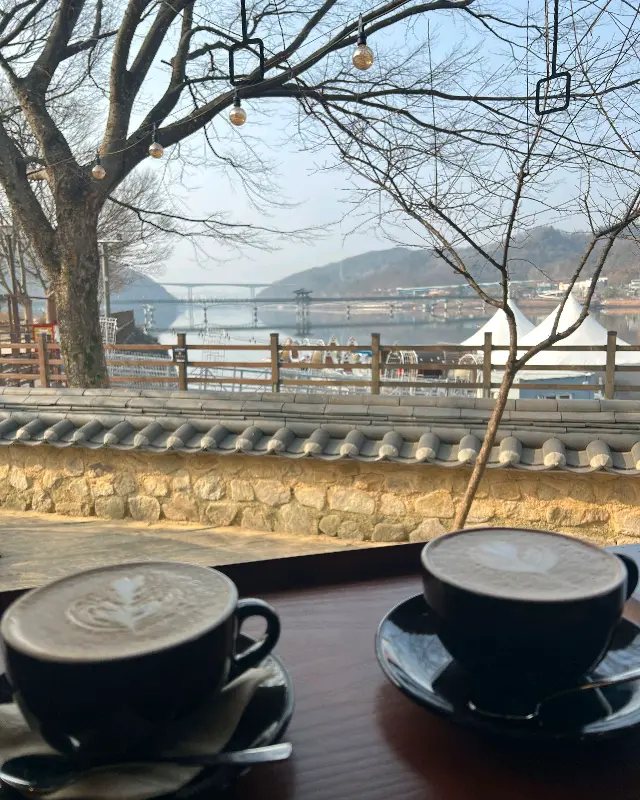 창밖으로 보이는 월영교