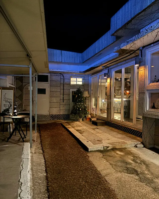 테이블 위에 놓인 칵테일과 기본 안주