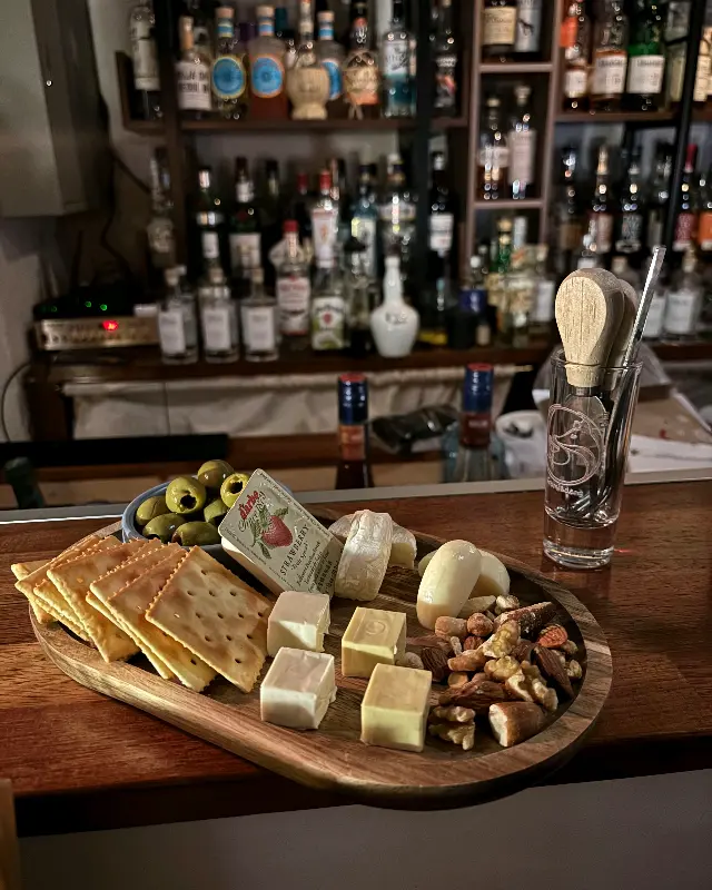 다양한 종류의 술병이 진열된 바