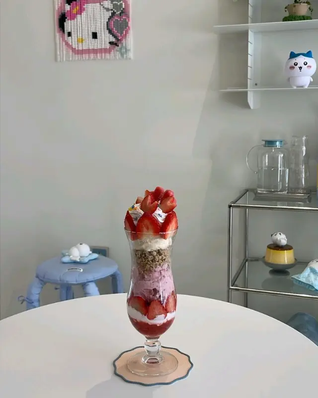 딸기가 듬뿍 올라간 딸기 파르페