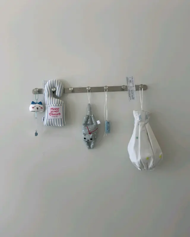 벽면에 걸린 귀여운 그림