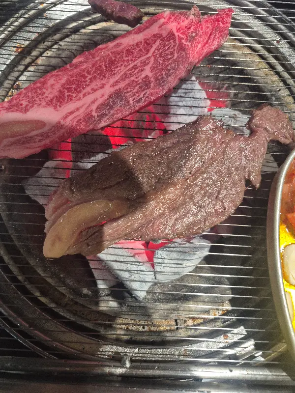 숯불 위에서 익어가는 고기