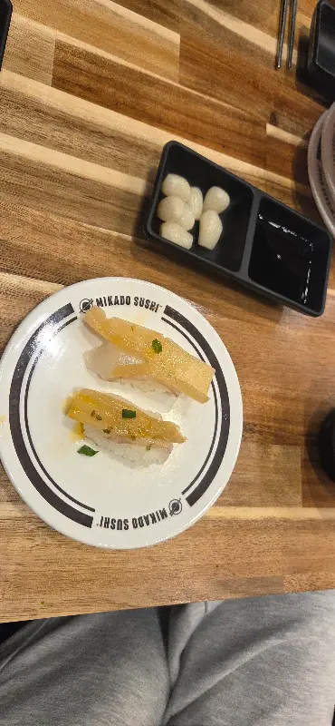 접시 위에 올려진 구이 초밥