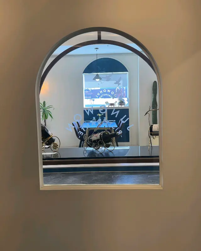 아치형 거울에 비친 레스토랑 내부