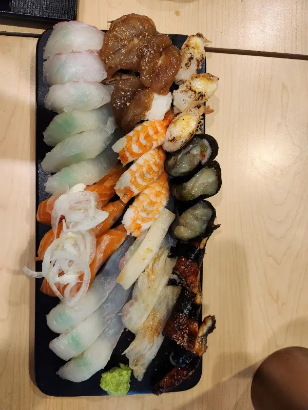 다양한 종류의 초밥 모듬