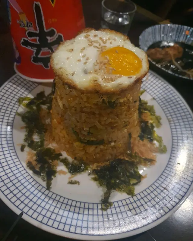 계란 프라이가 올라간 볶음밥